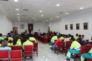 El alcalde de Adra felicita a los 68 trabajadores jóvenes menores de 30 años dentro del programa Emple@Joven Actívate! 2014