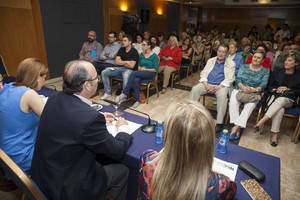 Encuentro de Luis Rogelio con 100 mujeres de diferentes asociaciones