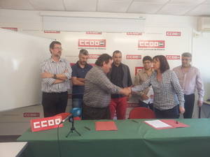 Izquierda Unida firma un pacto con CCOO por el municipalismo y un nuevo modelo local