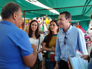 Pérez Navas ofrece a los vendedores ambulantes devolver el mercadillo del sábado al antiguo recinto ferial