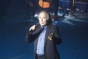 Serrat llenó el Teatro Auditorio de Roquetas con sus 50 años sobre los escenarios