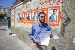 El colegio Divina Infantita desmiente por escrito que haya autorizado a Ciudadanos a pegar carteles en la fachada del centro