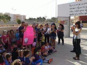 Vícar conmemora el Día de la Familia con visitas de los abuelos a los colegios y la elaboración de murales por los escolares