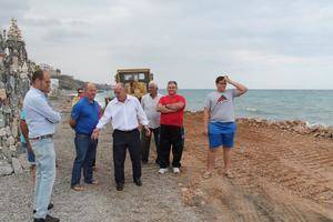 El alcalde de Adra y vecinos visitan el inicio de las obras del primer espigón de Guainos Bajos