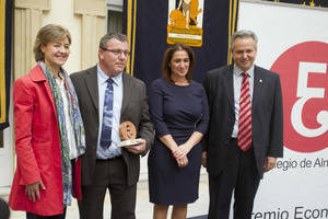 La ministra de Agricultura entrega a Vicasol el Premio Economía 2014, otorgado por el Colegio de Economistas de Almería