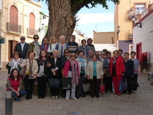 Profesionales en activo y antiguos trabajadores del Complejo Hospitalario Torrecárdenas participan en una visita cultural a Terque