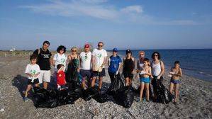 Limpieza de playas en El Ejido con motivo de la 'I Semana del Medio Ambiente'