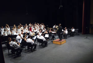 La Banda Municipal y el Coro de voces blancas del St. George’s School deleitan en el concierto solidario por ANDA