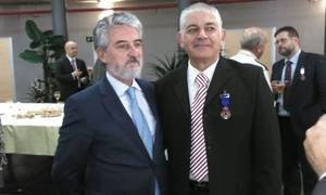 El ministro del Interior impone a Emilio Magaña la Medalla de Protección Civil en su categoría de bronce con distintivo azul