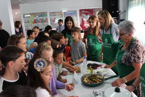 Niños y mayores de Huércal-Overa se unen en torno a la gastronomía tradicional del municipio