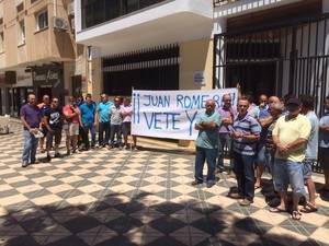 Comuneros de ‘Sol y Arena’ protestan en las puertas de la Comunidad de Regantes "por la nefasta gestión de Juan Romero y su Junta Directiva"