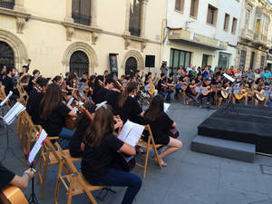 Guitarreando para anunciar el Julián Arcas