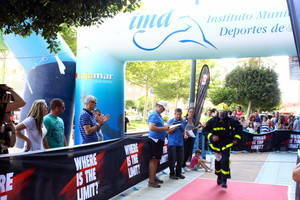 230 participantes en la ‘IV Carrera Vertical’ de el edificio Torrelaguna de El Ejido