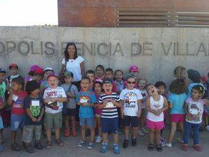 Los alumnos del colegio de Palomares conocen la prehistoria cuevana en una ruta turística