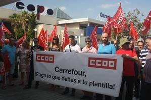 CCOO se manifiesta ante Carrefour Almerimar denunciando el impago de parte de los salarios