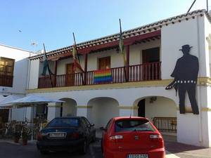 Tabernas iza por primera vez la bandera arcoíris con motivo del Día Internacional del Orgullo LGTB