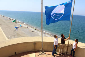 El Ejido luce desde hoy sus cinco Banderas Azules y las cuatro ‘Q de Calidad Turística’ en sus playas de Almerimar, Balerma y Guardias Viejas