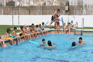 Un centenar de gadorenses participan en los cursos de natación del verano en la Piscina Municipal