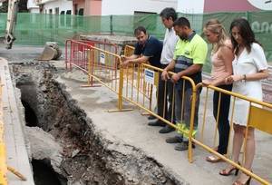 El alcalde de Adra visita las obras de la EBAR de la Plaza San Nicolás que acabarán con los malos olores