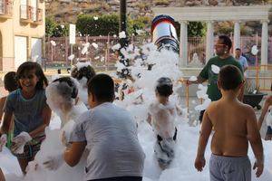 Los niños de Gádor se lo pasan “bomba” jugando en la gran fiesta de la espuma