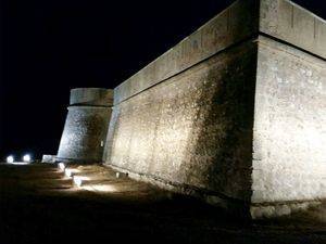 El Ayuntamiento renueva el sistema exterior de iluminación del Castillo de Guardias Viejas con 30 nuevos puntos de luz