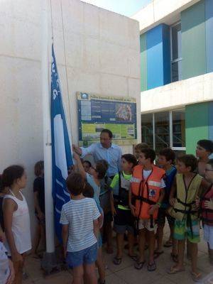 El puerto de Roquetas de Mar luce la bandera azul 2015 en reconocimiento a su calidad ambiental