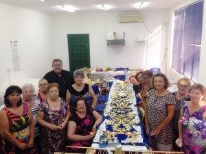 Mujeres de Gádor trabajan en la confección de un manto procesional para la Virgen del Rosario