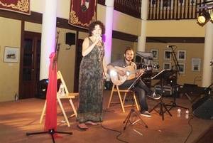 La voz de Puri Santamaría y la guitarra de Ángel Peñalver se fusionaron en Roquetas