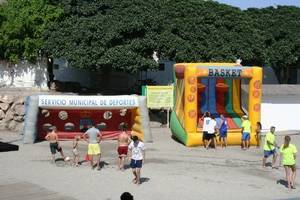 La animación de playa llega a la Urbanización de Roquetas de Mar