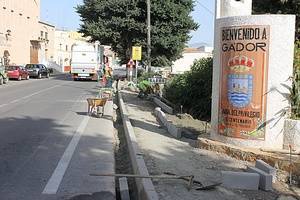 Las obras del nuevo acerado de la Avenida del Privilegio transforma la entrada a Gádor