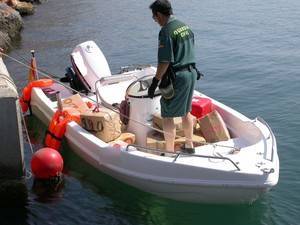 Atrapados por la Guardia Civil en Cabo de Gata cuando intentaban deshacerse de la droga que llevaban en el barco