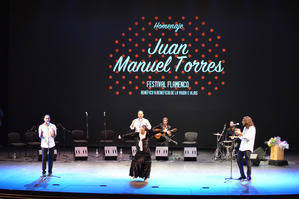 El homenaje a Juan Manuel Torres llena de emoción y arte la noche almeriense