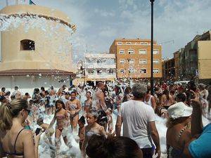 Fiesta de la espuma en Balerma