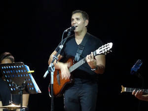 David Santiago puso voz a la noche veraniega en el Paseo de Cabo de Gata