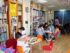 Cerca de 2.000 niños han sido atendidos en las aulas hospitalarias de Almería durante el curso escolar 2014-2015