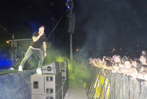 Rasel ofrece un gran concierto en Playa Serena II en la Urbanización de Roquetas