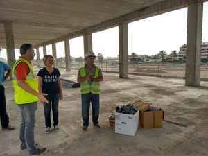 La teniente alcalde visita las obras del centro deportivo de Las Marinas