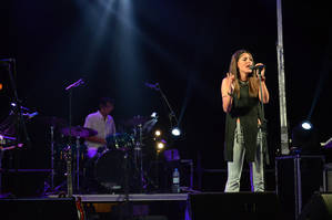 La enérgica música en directo de Mara y El Silencio y Tatiana Alonso tomaron la Plaza del Mar de El Toyo