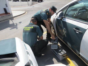 La Guardia Civil detiene a los autores del robo de las baterías de 7 vehículos en Huércal de Almería