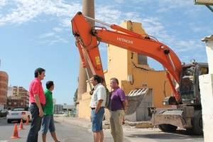 El Ayuntamiento de Adra derriba un transformador eléctrico para mejorar la seguridad vial en un acceso a la ciudad