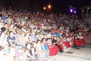 Más de 1.000 personas asisten al Encuentro de Coros Rocieros en el Anfiteatro de Roquetas