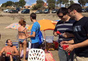 JJSS reparte ceniceros por las playas de Almería para mantenerlas limpias