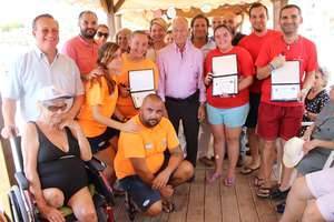 Los usuarios de las playas accesibles de Roquetas de Mar disfrutan de un día de convivencia para despedir el verano