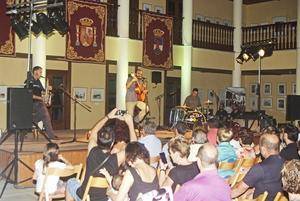 Buen concierto del cantautor Juan Eluva en el Castillo de Santa Ana