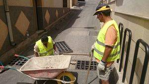 Tabernas inicia el plan de limpieza de imbornales ante posibles lluvias fuertes