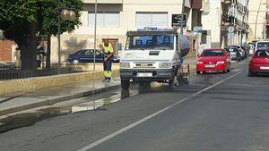 El Ayuntamiento de Cuevas ultima la limpieza de la Avenida Barcelona