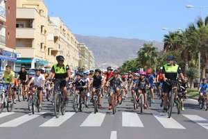 Una multitudinaria ruta ciclista marca el ecuador de la Semana Europea de la Movilidad en Roquetas de Mar