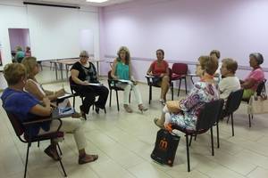 El Centro Municipal de la Mujer de Roquetas inicia el curso con una charla sobre el rol de cuidadoras