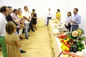 Un centenar de extranjeros residentes y colectivos vecinales celebran en la nueva oficina de Almerimar el Día Internacional del Turismo