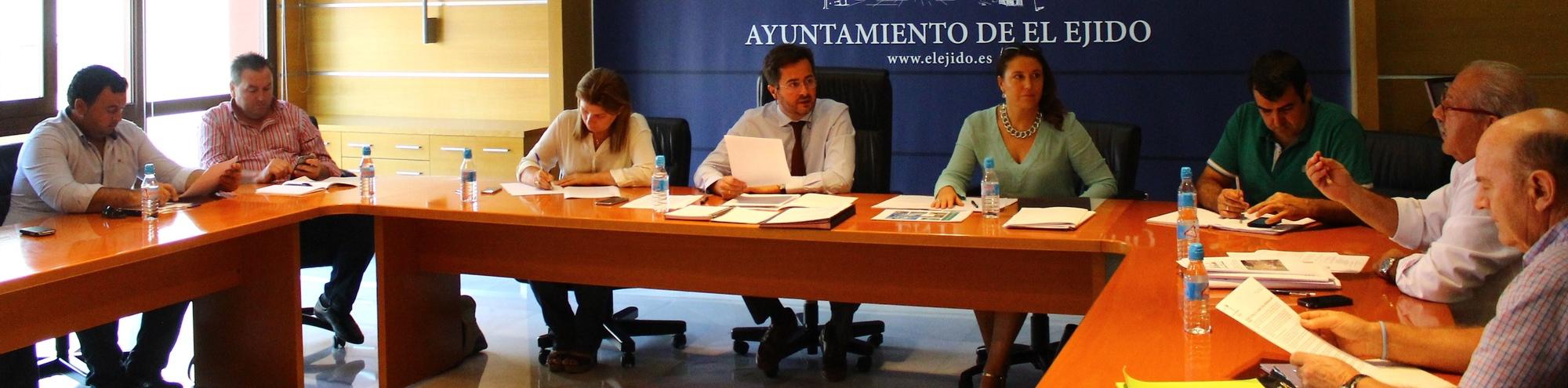 Encuentro en El Ejido entre parlamentarios andaluces y organizaciones agrarias para analizar las necesidades del sector hortofrutícola de Almería